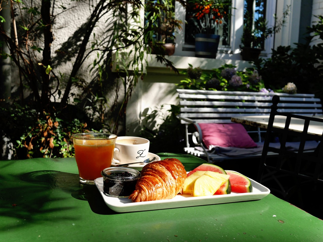 Frühstücken auf der Garten Terrasse